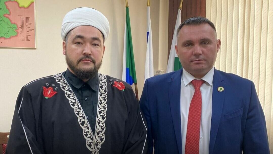     Имам-мухтасиб Хабаровского края и Еврейской автономной области Марсель хаджи Гиндуллин посетил с рабочим визитом муниципальный район им. Лазо.