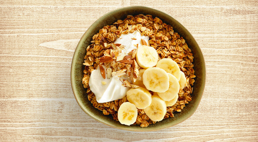 Мюсли и гранола разница. Овсяная каша с бананом и орехами. Чем гранола отличается от мюсли. Гранола ореховая бионова. Гранола на завтрак.