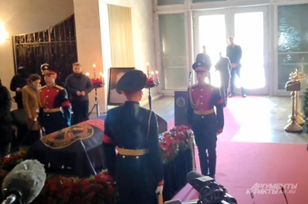    «Ушел как герой». Началась церемония прощания с Владленом Татарским