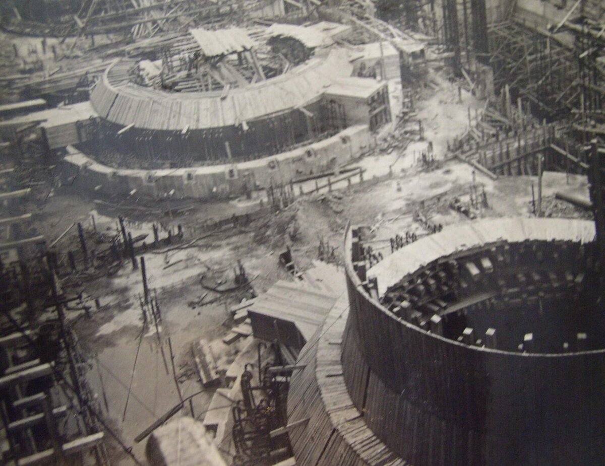 Фото сверху в недостроенном машинном зале Рыбинской ГЭС