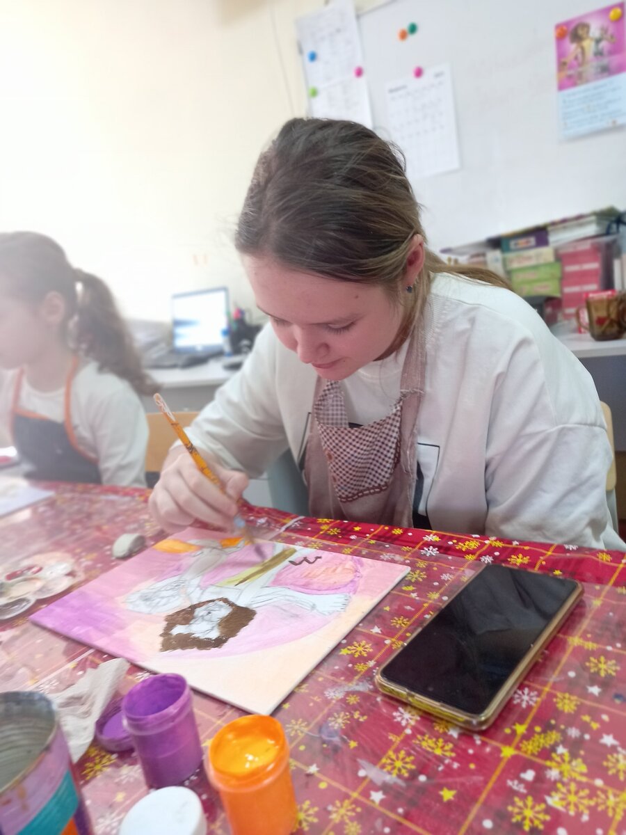 Маша на рисовании в выходной