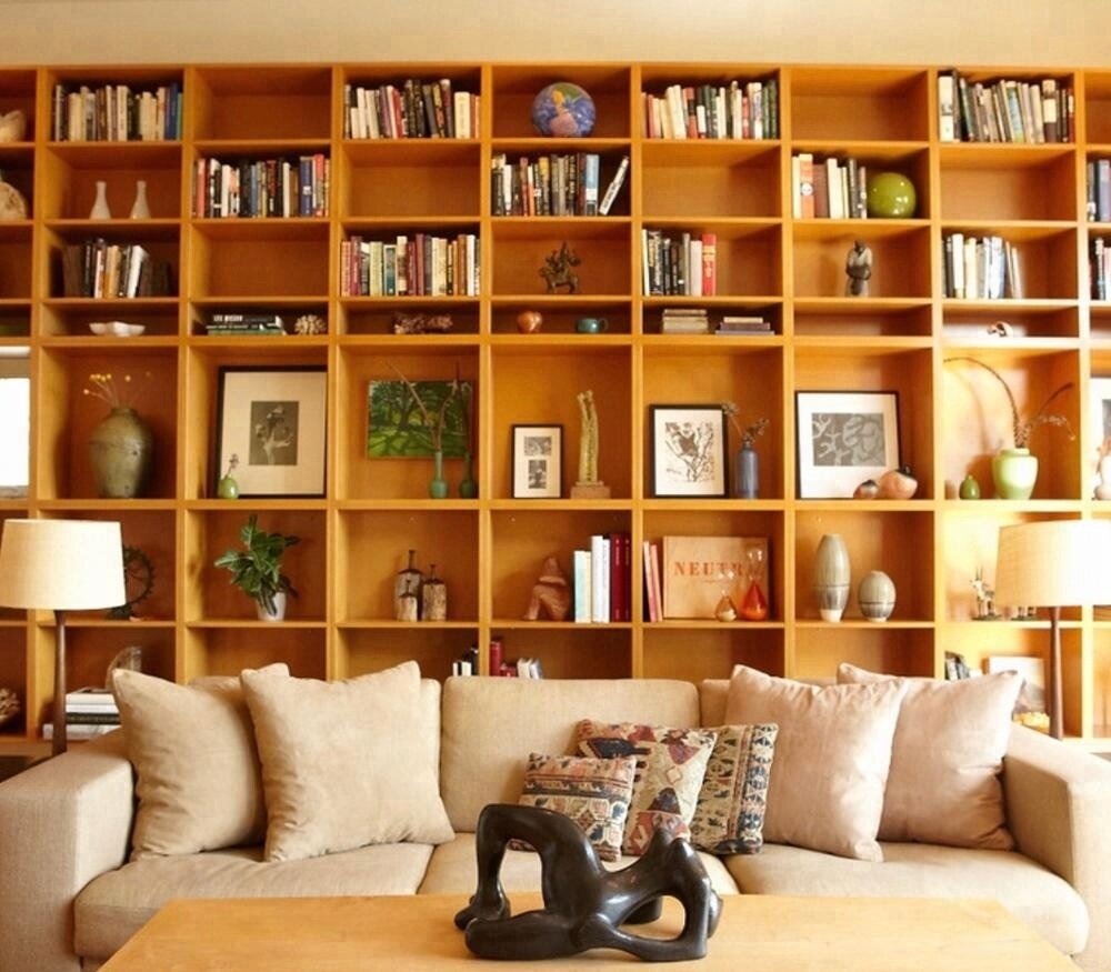 Поставить library. Книжные полки. Гостиная с книжными полками. Стеллаж в интерьере. Красивые книжные стеллажи.