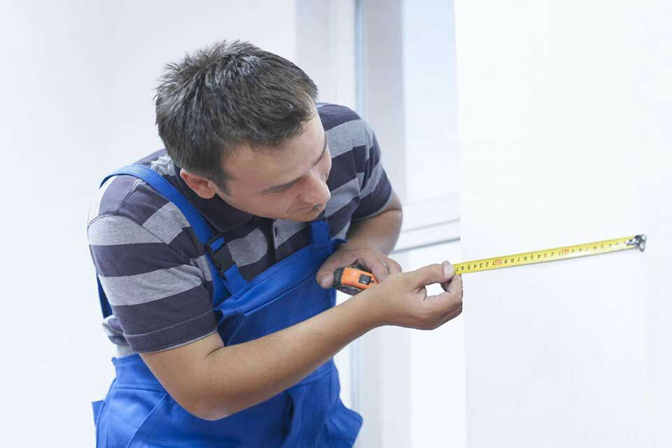 Замер помещения для кухни. Замер помещения лазерной рулеткой. Измерение рулеткой. Замерщик мебели. Обмер помещения сложной формы.