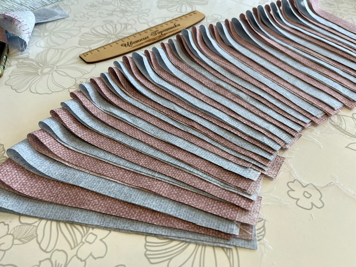 Светлая - 4 см, темная - 3 см