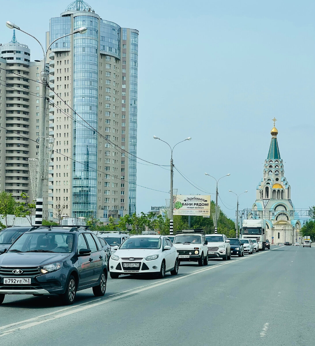 Выезд на набережную реки Волга от Звезды. Слева ЖК Ладья