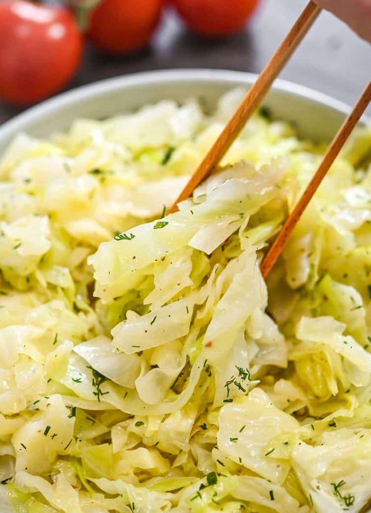 Сливочная молодая капуста - прекрасный гарнир под любое горячее!  Фото: cooktoria.com