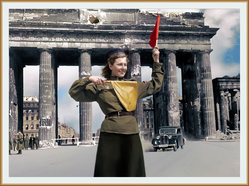  , ,  , 1945 / Red Army traffic controller, Berlin, Brandenburger Tor / /      Klimbim