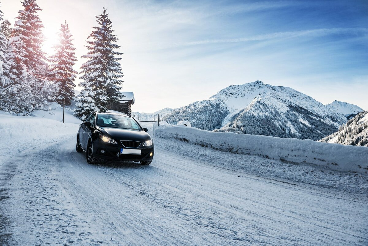 Машина снежка. Машина зимой. Машина на зимней дороге. Машина на снежной дороге. Дорога зимой на машине.