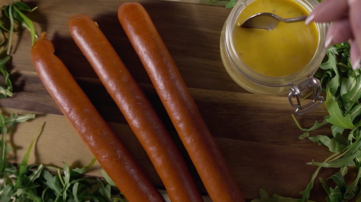 Пара сосисок. Да с горчичкой. Ммммм 