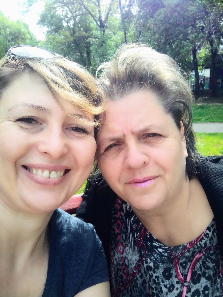 Сестра Оля и мамой 