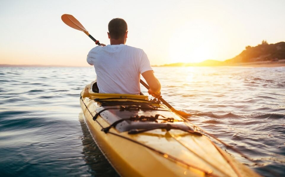 Источник фото: https://www.shutterstock.com/image-photo/rear-view-kayaker-man-paddle-kayak-668499073