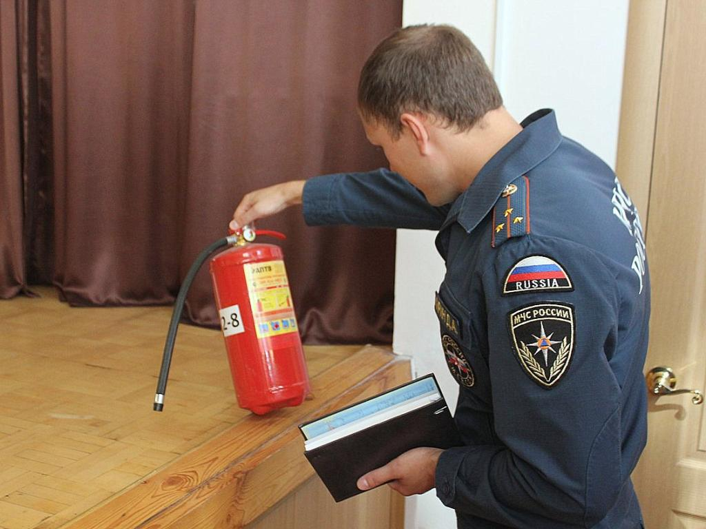 Проверка госпожнадзора. Инспектор пожарной безопасности. Государственный пожарный надзор. Пожарная инспекция. Форма инспектора пожарной безопасности.