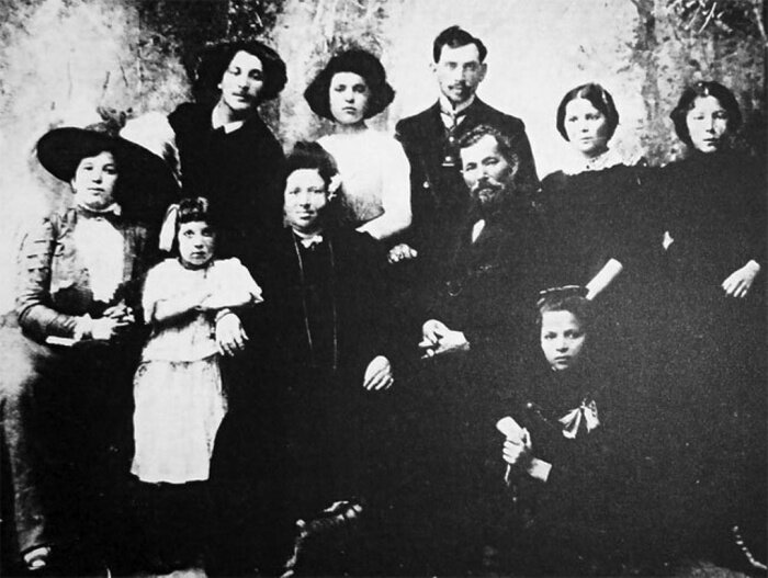 Шагал отец. Шагал семья 1910. Родители марка Шагала.