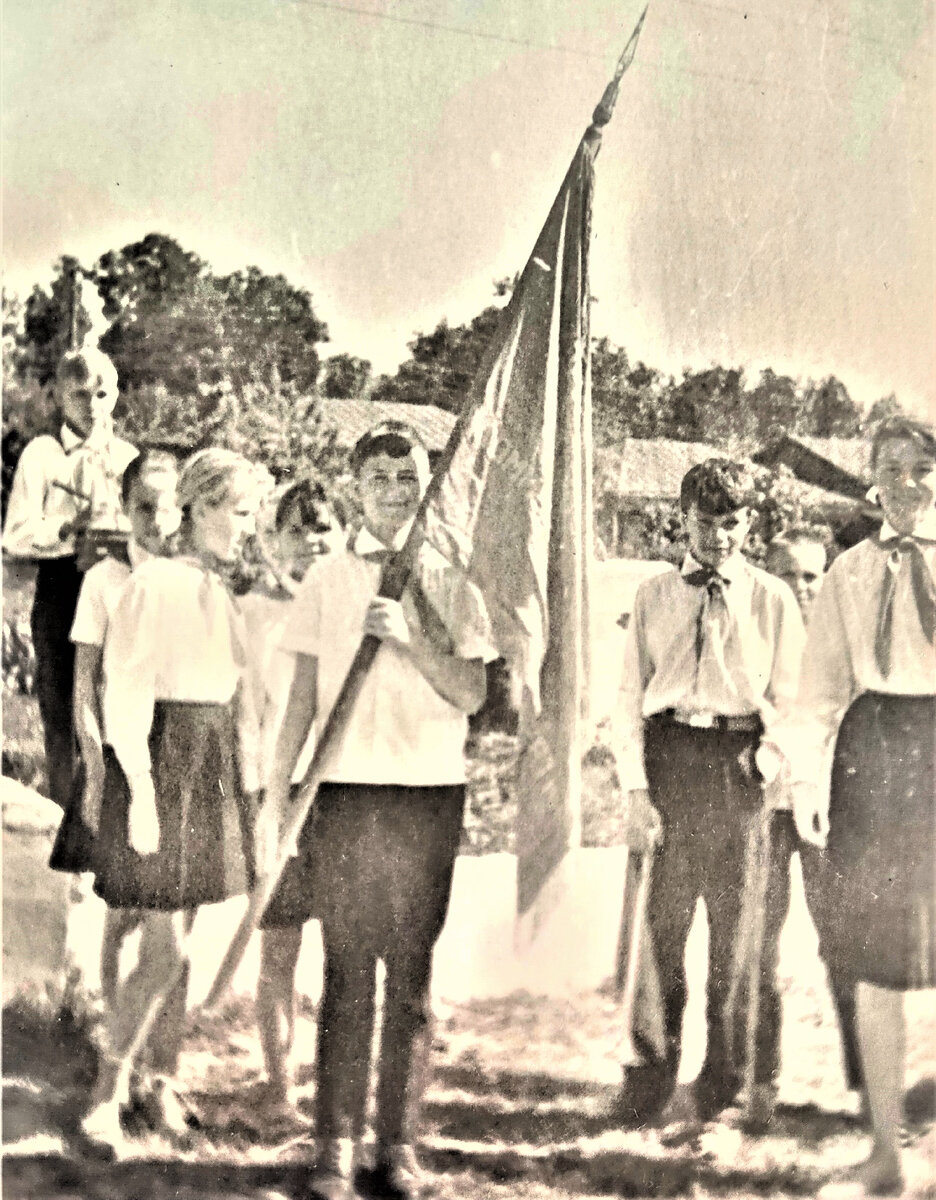 19 мая - день рождения пионерской организации. Знаменосец - Витя Якунькин. Справа - Люся Анфимова.