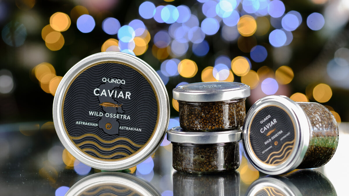 Caviar перевод. Баночка черной икры на белом фоне. У кого черная икра. Икра Санторини в баночках. Черная икра в банке 180г.