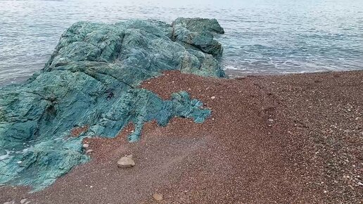 Зеленая скала. Пляж Бечичи. Green Rock (Zeleni Krsh). Becici beach. Montenegro.