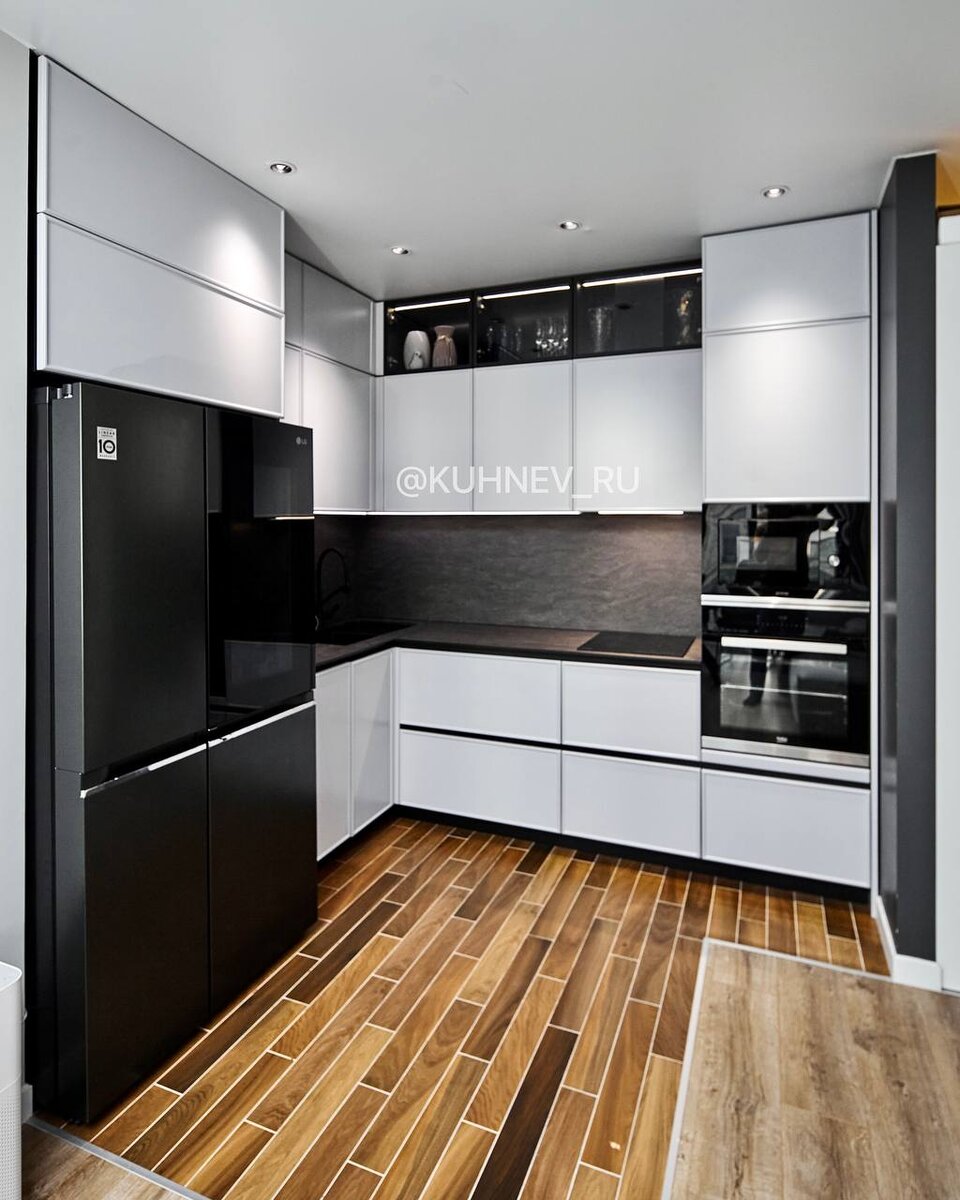 Готовая кухня от Кухнев. Тщательно продуманный дизайн, функциональность и ответственность за результат. Листайте галерею, чтобы рассмотреть эту шикарную кухню лучше