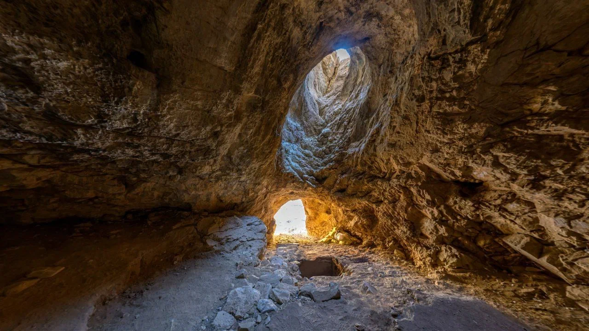 На фото: пещера Цагаан-Агуй 