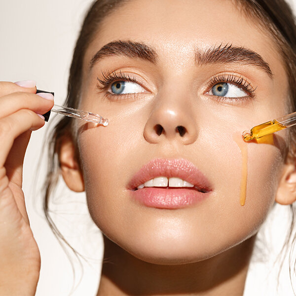 Некоторые активы (ретинол, витамин С и др.) важно наносить в определённое время суток.