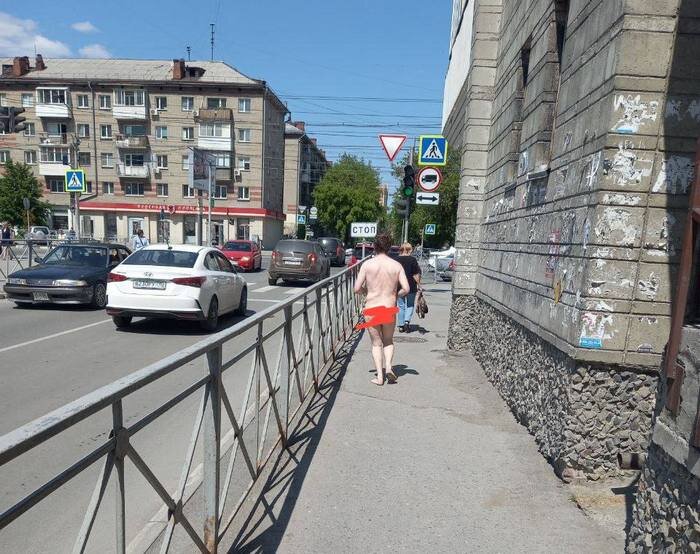 В Норильске мужчина бегал по улице голый и прыгал в сугроб (видео)