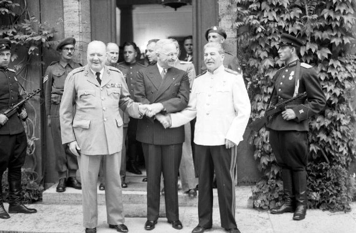 Черчилль, Трумэн и Сталин во время Потсдамской конференции, определившей судьбу послевоенной Германии, июль 1945 года. Фото: commons.wikimedia.org