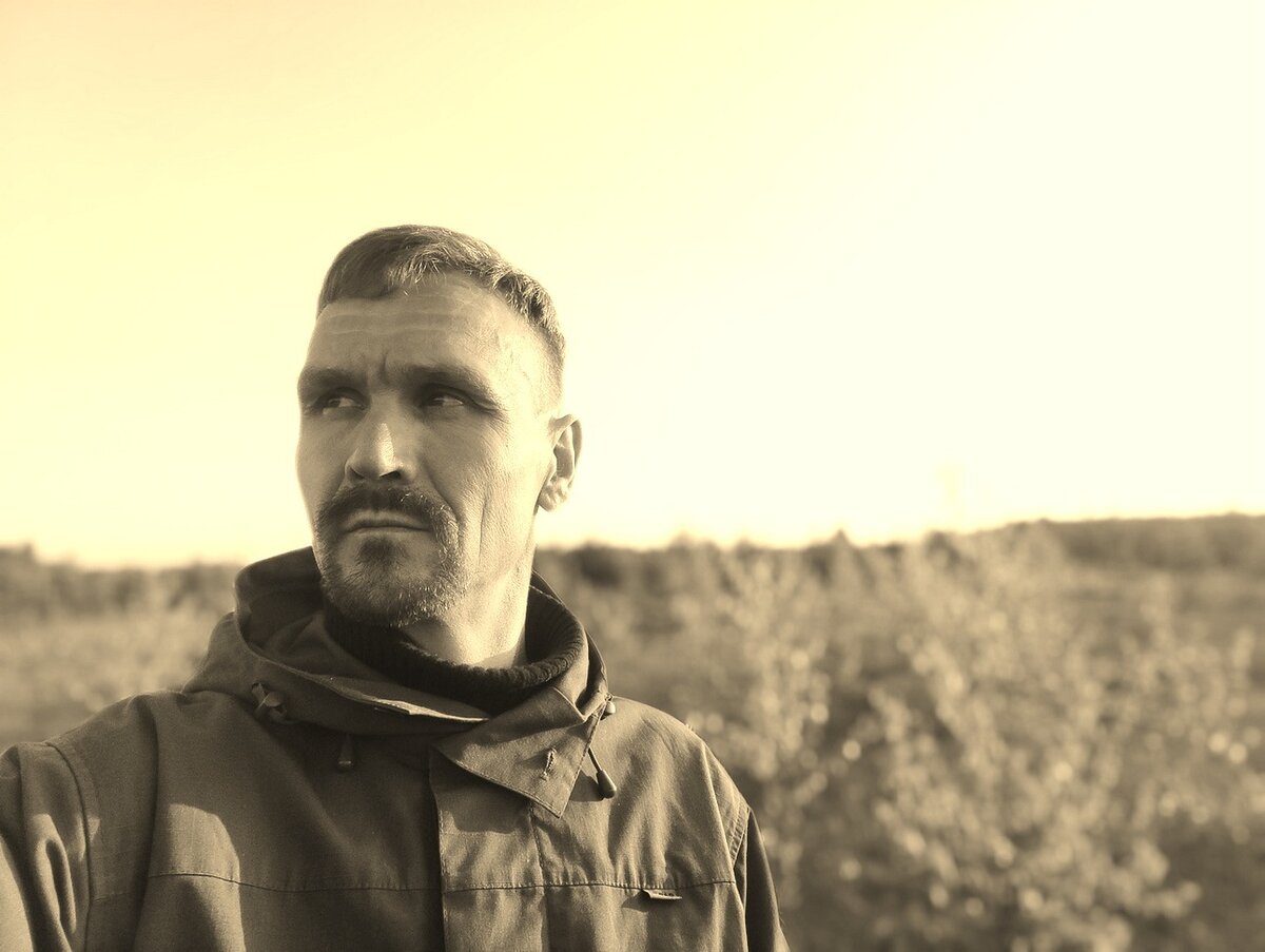 Человек в поисках смысла должен исходить из того, что он сам - часть окружающего мира, искра в общем пламени мироздания.