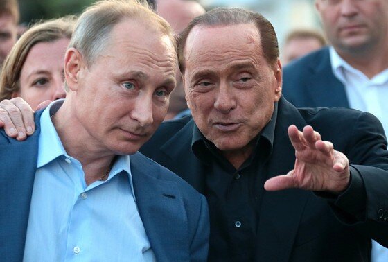    Россия. Крым. 13 сентября 2015 года. Президент РФ Владимир Путин и бывший премьер-министр Италии Сильвио Берлускони