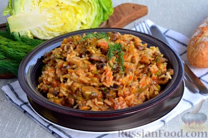 рис, капуста белокочанная, лук репчатый, морковь, шампиньоны, томат-пюре, масло растительное, соль, перец чёрный молотый
