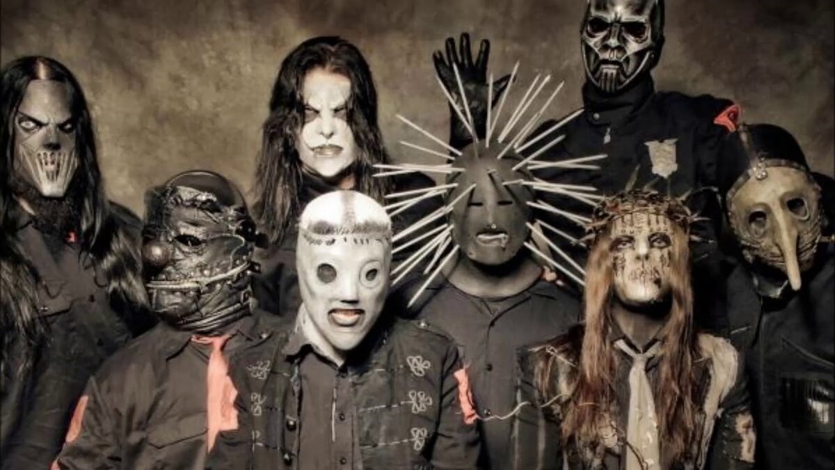 Участники рок - группы Slipknot всегда выступают в масках. Маски постоянно улучшаются и видоизменяются