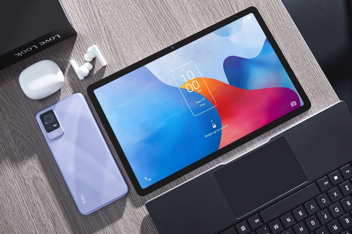 Новые планшеты имеют одинаковые характеристики. Разница лишь в поддержке мобильных сетей