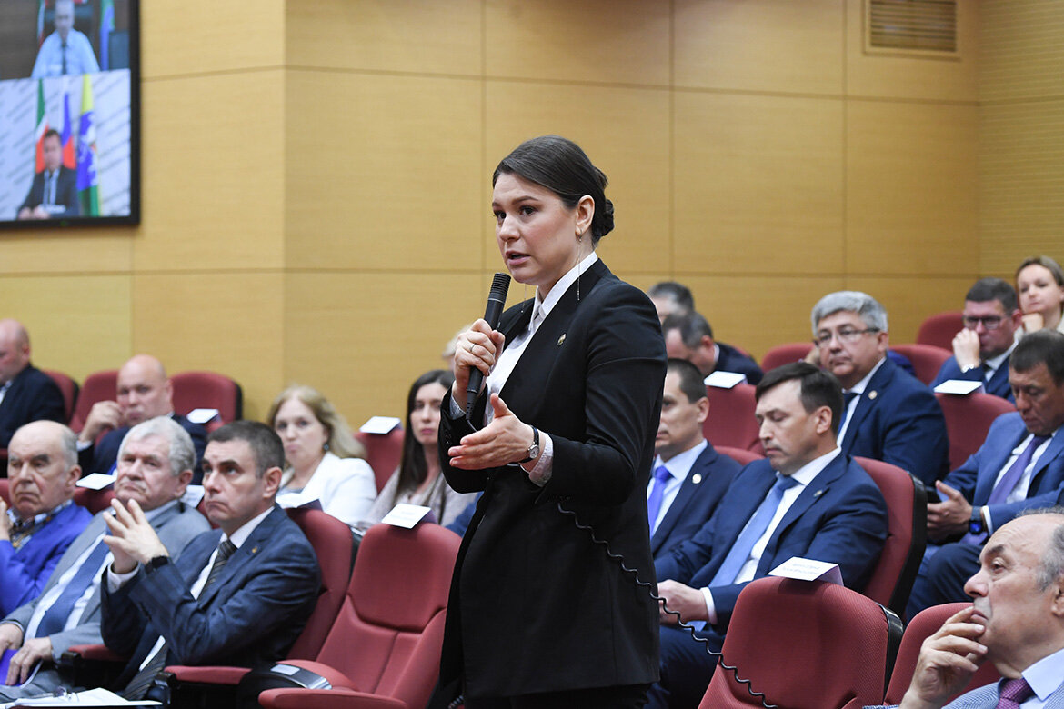 Талия Минуллина: «Для нашего рынка труда это большое напряжение, потому что безработица составляет меньше 0,5%». Фото: rais.tatarstan.ru