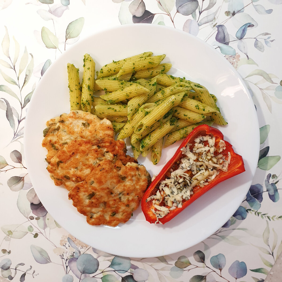 Куриные оладьи с пастой в зелёном соусе 