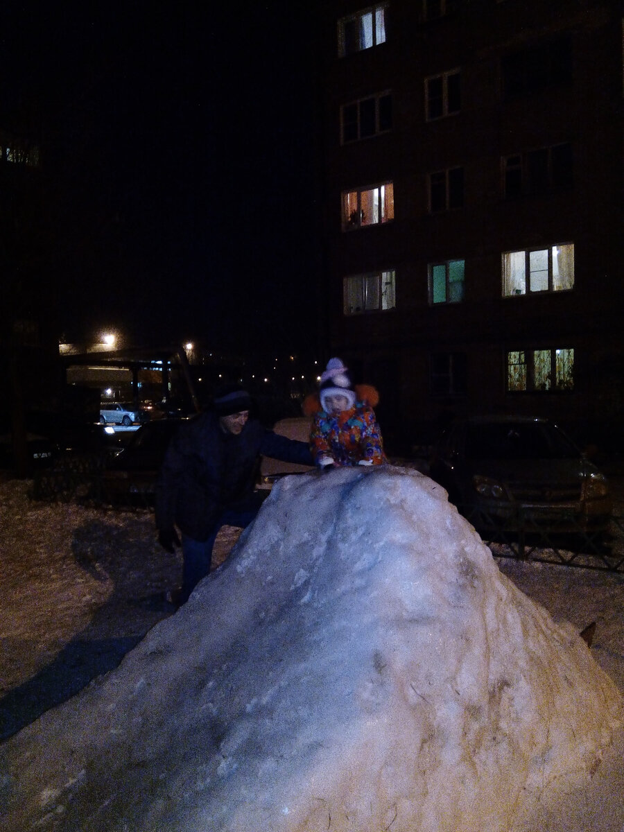 Вот как раз дождались папу  подработки и катались на горке