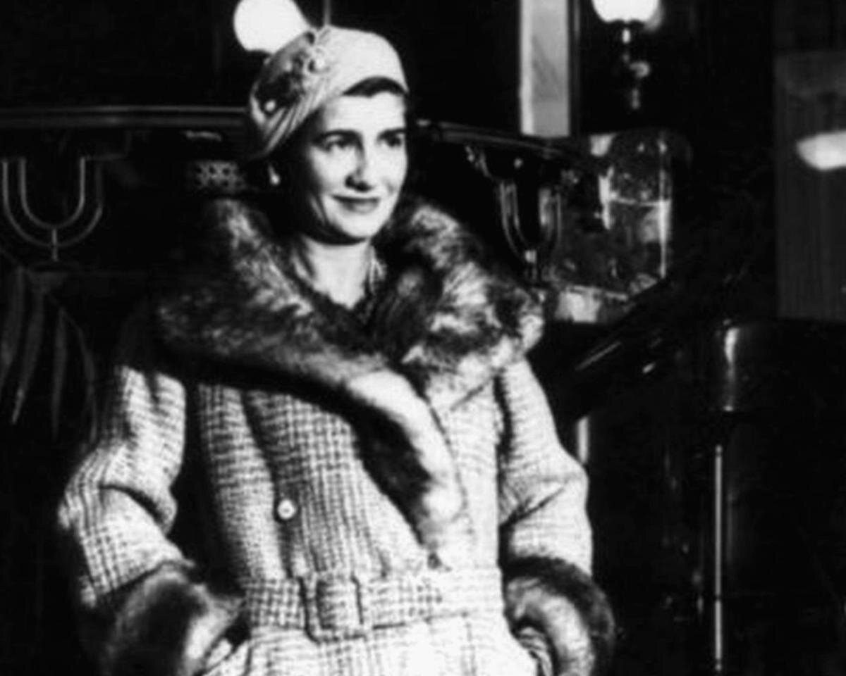 На снимке Шанель изображена в Нью-Йорке в 1932 году. https://cdn.prod.www.spiegel.de/images/badc0a0f-0001-0004-0000-000000608807_w640_r0.7302752293577982_fpx49_fpy51.85.jpg +++
