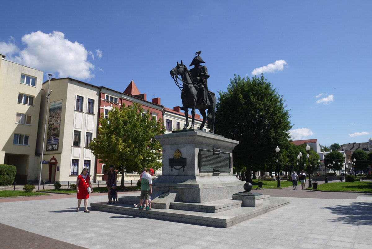 Черняховск центр города. Черняховск школа с памятником. Черняховск памятники. Черняховск фото города.