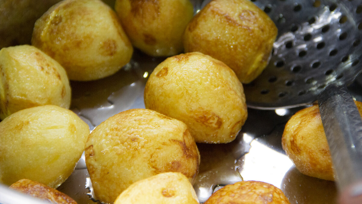 Картофель должен остаться внутри рассыпчатым. Для этого обжариваем в максимально разогретом масле.