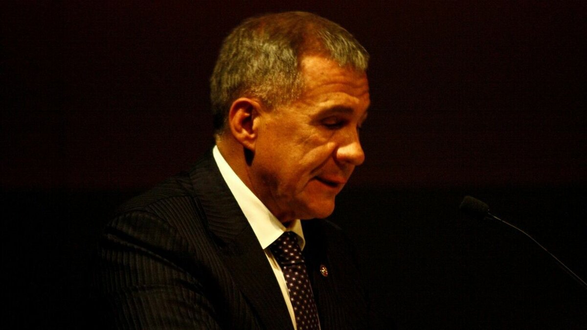     Депутаты Госсовета Татарстана решили не отдавать без боя должность президента республики. Если не президента, то хотя бы вождя. Вместе и ним под одну гребенку попали и остальные поправки в республиканскую Конституцию. О том, как парламент стал местом для дискуссии — в материале Inkazan.