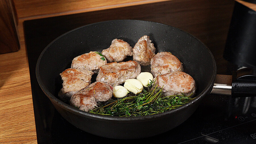 Гуляш из свинины с подливкой – классическое блюдо на ужин, которое никогда вас не подведет!