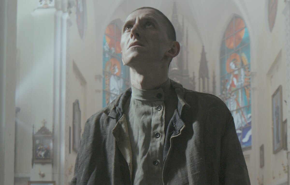    Кадр из фильма "Призрачно-белый"   Ark Pictures