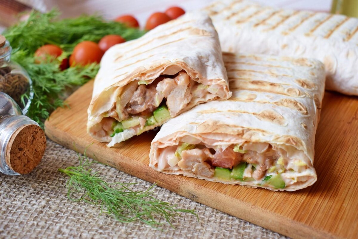 Простой и быстрый рецепт вкусной шаурмы. Шаурма - это очень вкусное блюдо. А приготовленная в домашних условиях, она еще и полезная. Овощи, мясо, лепешка - все отлично дополняет друг друга. Это прекрасный вариант для сытного перекуса.