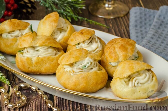 масло сливочное, молоко, вода, яйца, мука, соль, сахар, шампиньоны, лук репчатый, сыр твёрдый, сыр творожный, чеснок, зелень петрушки, масло оливковое, перец чёрный молотый