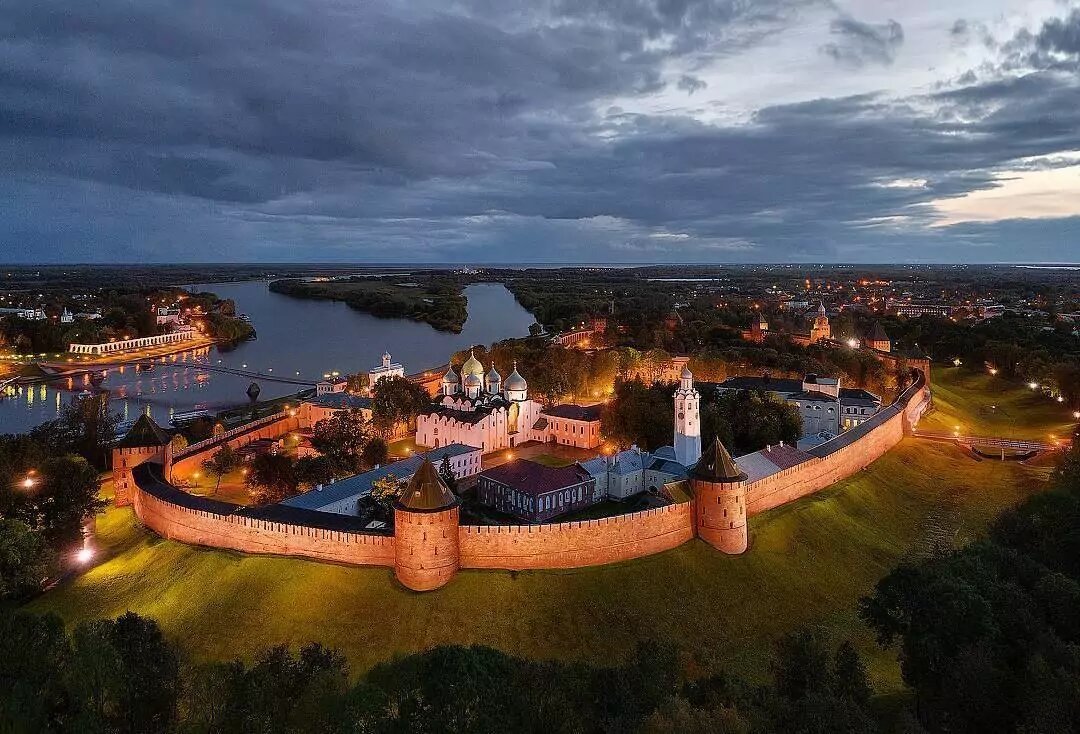 Историю Великого Новгорода – одного из самых значимых городов всей Руси – невозможно рассказать ни короткой, ни даже очень длинной статьёй.