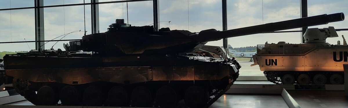 Запомните этот профиль: это Леопард 2 А6. Рота таких машин будет отправлена на Украину. Специалисты считают, что эта версия Леопарда может превосходить и Т-90 М. Танк существенно превосходит предыдущие модели, А5 и А4, по защмщенности и оснащению новейшими средствами прицеливания. 