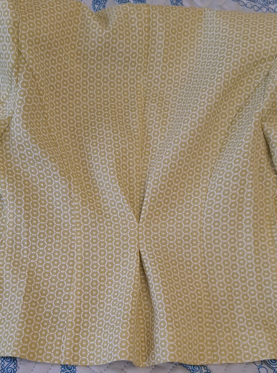 Складка сзади на жакете поможет уменьшить его ширину на 1-2 размера.