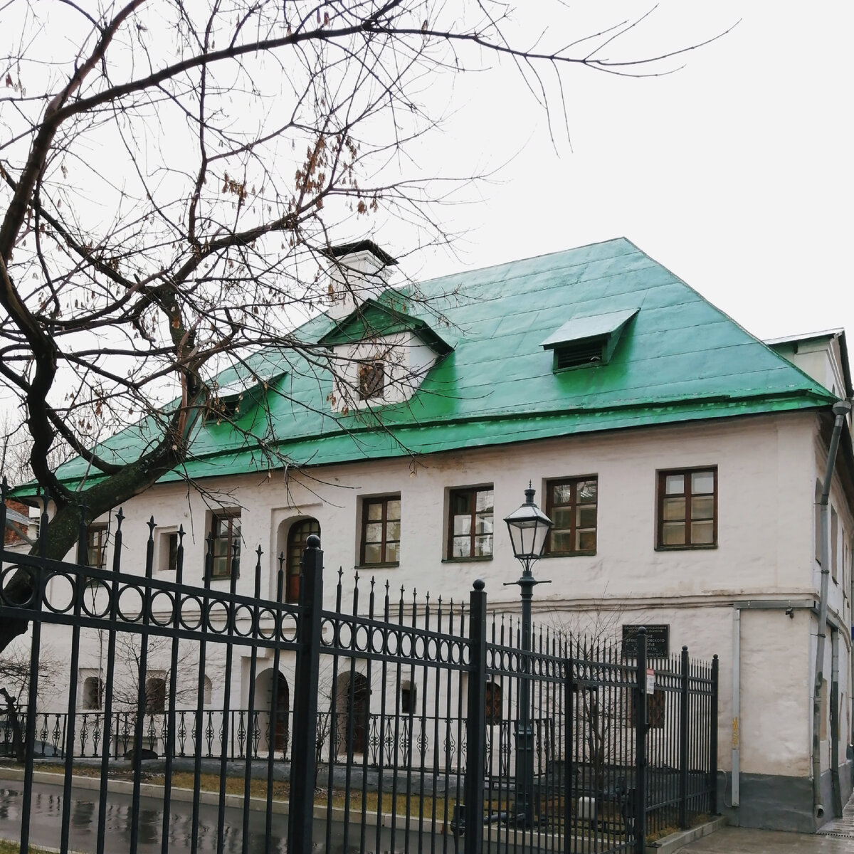 Нижняя часть - это сохранившаяся часть трапезной палаты 17 века. 