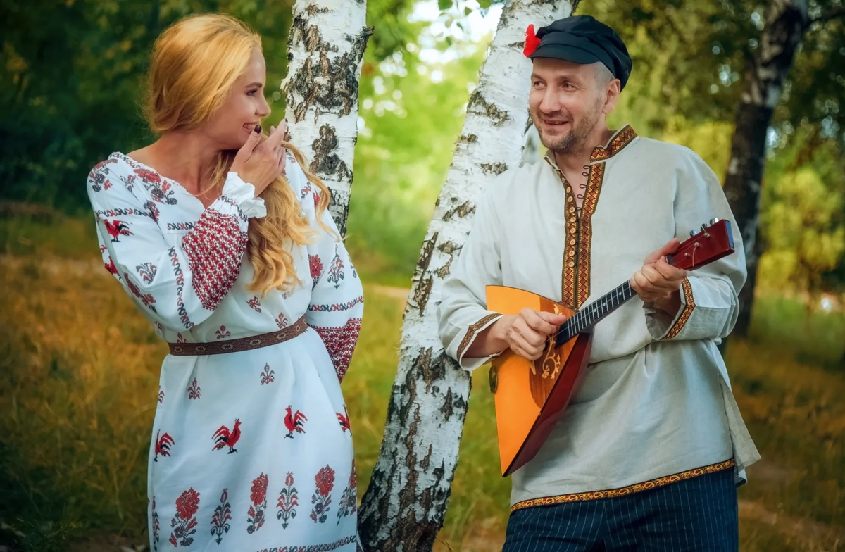 Мужчина и женщина в русских народных костюмах