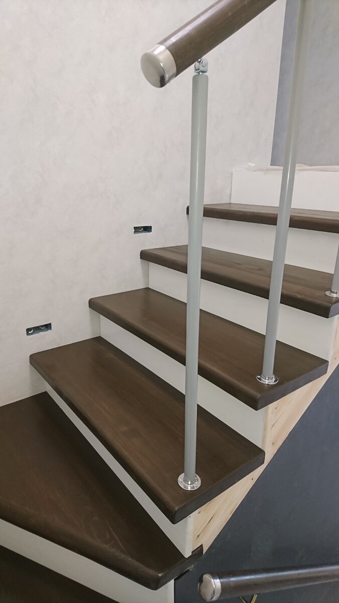 Это обычное бетонное основание, по нему делается обшивка деревом для придания эстетического вида, и тактильно приятнее ходить по дереву, нежели по бетону. 