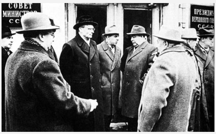 Семичастный (в центре) о чем-то говорит с Брежневым. Рядом стоит Суслов. Источник фото - https://coollib.net/i/34/261334/i_041.jpg