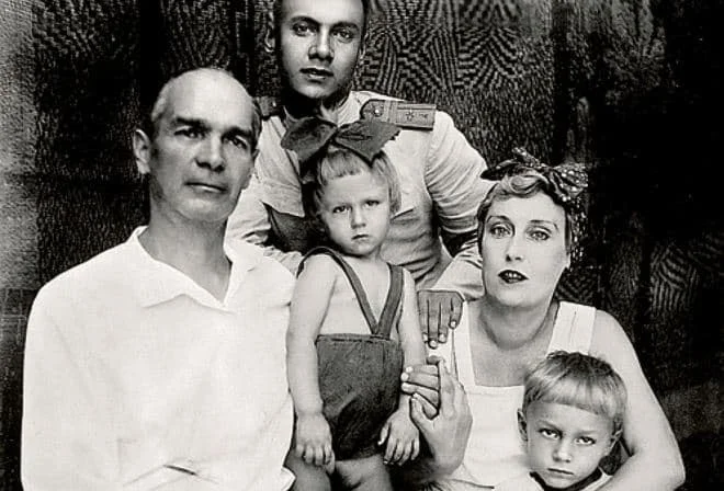 Семья Янковских (Олег в центре). Фото из открытых источников