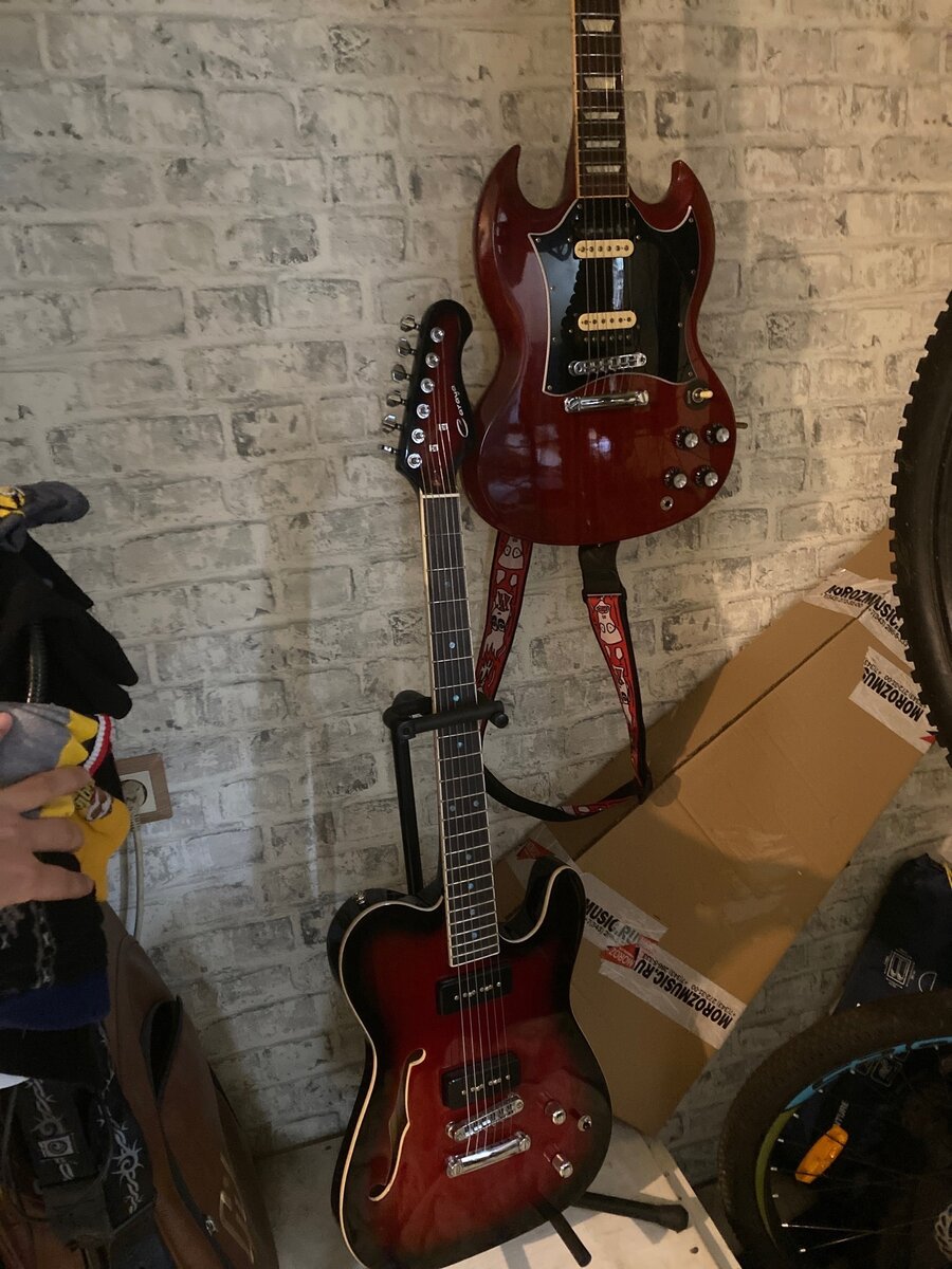 Гитара за 15-16 тысяч не портит вид стены рядом с дорогущим Gibson, внешний вид гитары в самом деле внушает мысль, что инструмент существенно дороже своей реальной стоимости.